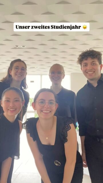 Unser zweites Studienjahr neigt sich dem Ende zu! Und wie auch letztes Jahr, haben wir einen kleinen Foto-Rückblick für euch :)
Wir sind sehr sehr dankbar für alles was wir erleben durften! Danke, dass ihr uns dabei begleitet ☀️
#hilarisquintett #holzbläserquintett #würzburg #hilaris #kammermusik #rückblick