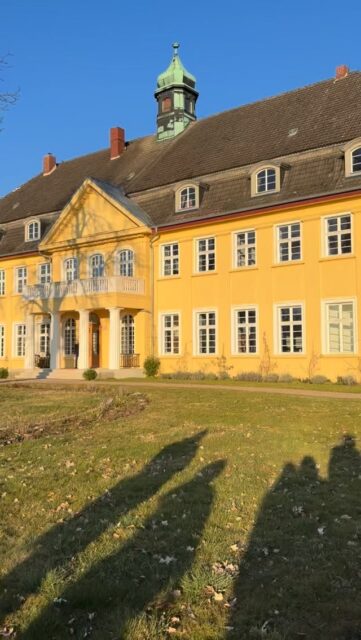 Ein kleiner Rückblick zu unserem Konzertwochenende in Lübzin ✨ Danke an Christiane und Eugen Müller für die unglaubliche Gastfreundschaft und die Unterstützung durch die E+C Müller Stiftung. Wir haben uns auf eurem Hof so wohl gefühlt, dass fast schon Urlaubsstimmung aufkam! ☀️ 
Das Konzert war genauso fantastisch, wir hatten alle so viel Spaß! Danke auch an die JNP @jnphilharmonie , die uns all das ermöglicht hat! 🫶🏻